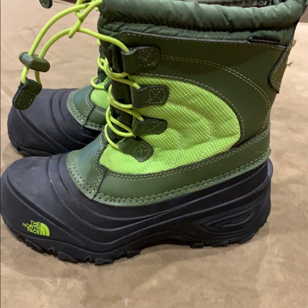 Like new! Kids North Face boots size 1Y